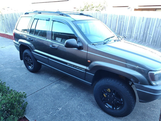 Jeep Grand Cherokee WK2 weather shields – UV‑resistant acrylic with OEM‑style fitment